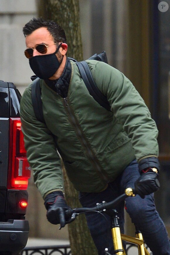 Exclusif - Justin Theroux fait du vélo masqué à New York le 30 janvier 2019.