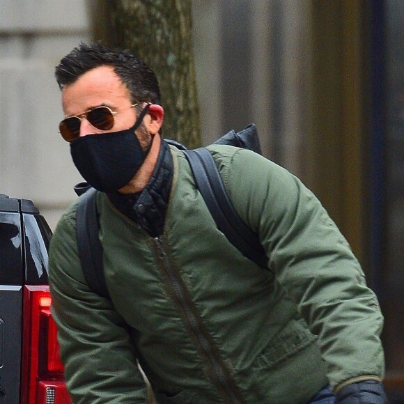 Exclusif - Justin Theroux fait du vélo masqué à New York le 30 janvier 2019.