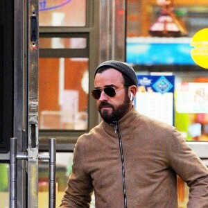 Exclusif - Justin Theroux se promène avec son chien à New York le 28 janvier 2019.