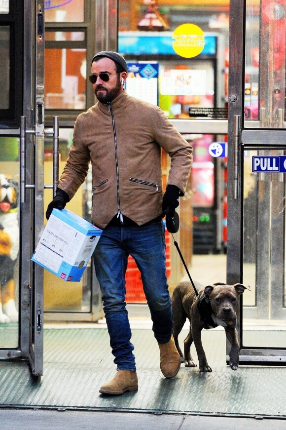 Exclusif - Justin Theroux se promène avec son chien à New York le 28 janvier 2019.