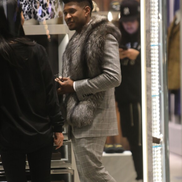 Exclusif - Usher fait du shopping chez Tom Ford dans le quartier de Beverly Hills à Los Angeles, Californie, Etats-Unis, le 31 décembre 2018.