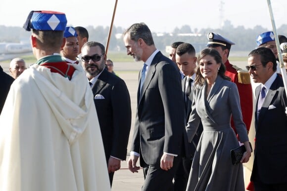 Le roi Felipe VI d'Espagne et la reine Letizia à leur arrivée à Rabat au Maroc le 13 février 2019, accueillis par le roi Mohammed VI et son fils le prince héritier Moulay El Hassan, dans le cadre d'une visite officielle de deux jours.