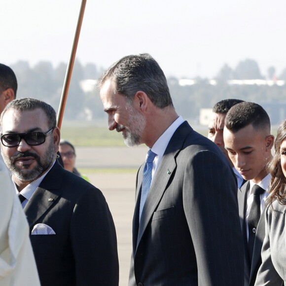 Le roi Felipe VI d'Espagne et la reine Letizia à leur arrivée à Rabat au Maroc le 13 février 2019, accueillis par le roi Mohammed VI et son fils le prince héritier Moulay El Hassan, dans le cadre d'une visite officielle de deux jours.