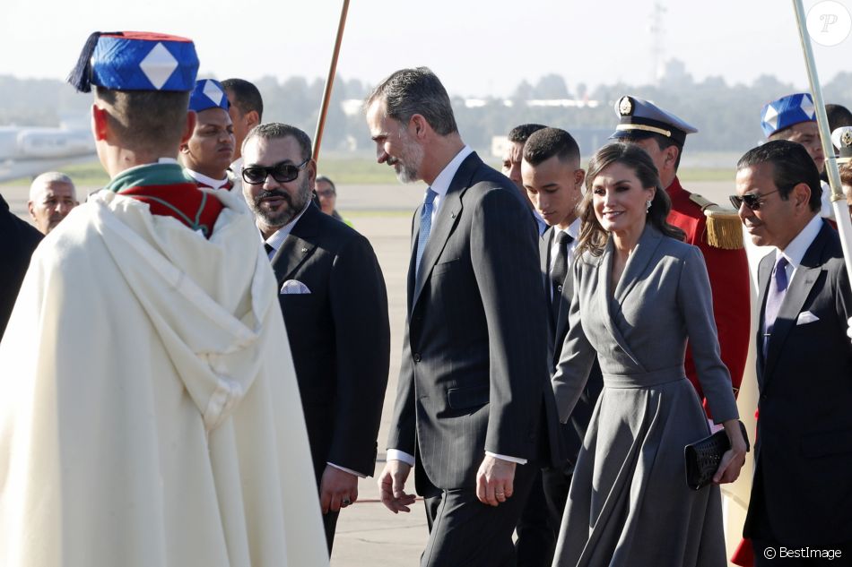 Le roi Felipe VI d&#039;Espagne et la reine Letizia à leur arrivée à Rabat au Maroc le 13 février 2019, accueillis par le roi Mohammed VI et son fils le prince héritier Moulay El Hassan, dans le cadre d&#039;une visite officielle de deux jours.
