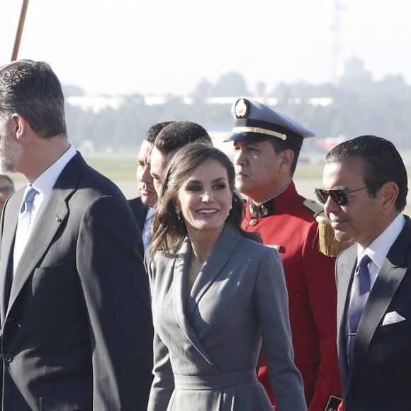 Le roi Felipe VI d'Espagne et la reine Letizia à leur arrivée à Rabat au Maroc le 13 février 2019, accueillis par le roi Mohammed VI et son fils le prince héritier Moulay El Hassan, dans le cadre d'une visite officielle de deux jours.