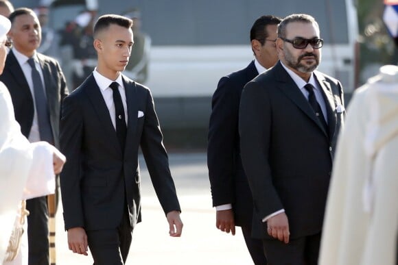 Le roi Mohammed VI du Maroc et son fils le prince héritier Moulay El Hassan lors de l'arrivée du roi Felipe VI et de la reine Letizia d'Espagne à Rabat le 13 février 2019.