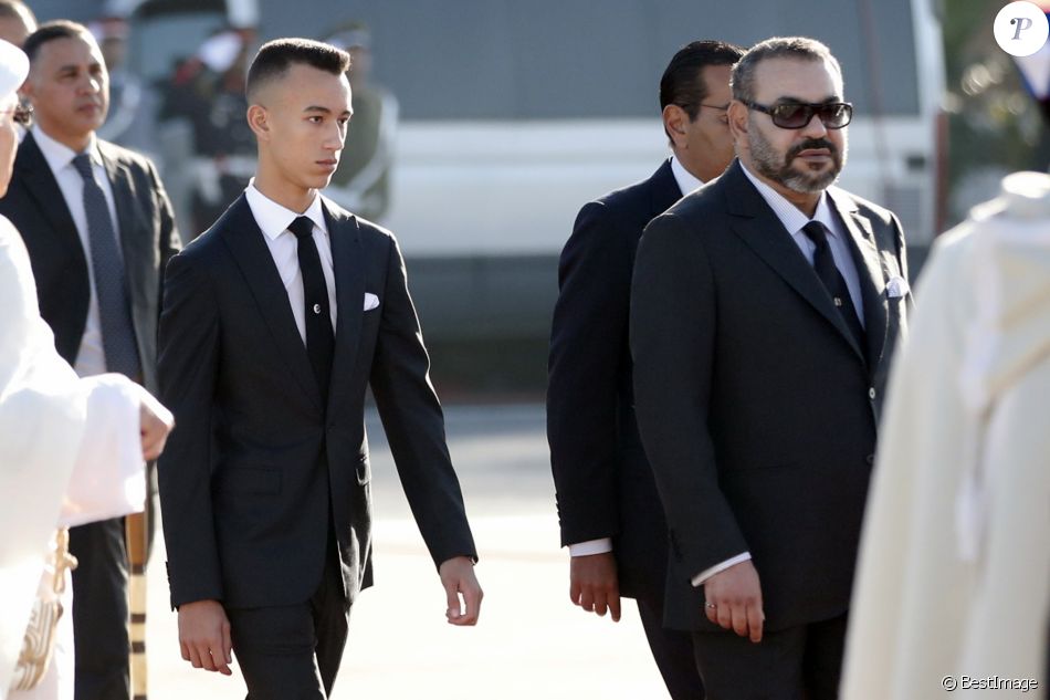 Le roi Mohammed VI du Maroc et son fils le prince héritier Moulay El Hassan lors de l&#039;arrivée du roi Felipe VI et de la reine Letizia d&#039;Espagne à Rabat le 13 février 2019.