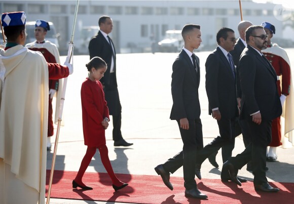 Le roi Mohammed VI du Maroc, son fils le prince héritier Moulay El Hassan et sa fille la princesse Lalla Khadija lors de l'arrivée du roi Felipe VI et de la reine Letizia d'Espagne à Rabat le 13 février 2019.