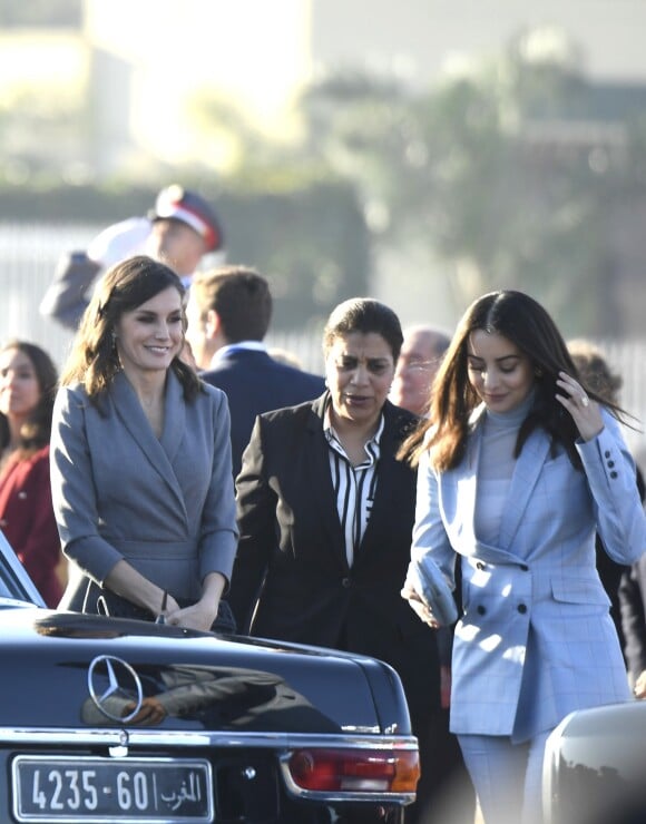 Le roi Felipe VI et la reine Letizia d'Espagne (ici au côté de Lalla Oum Keltoum, épouse du prince Moulay Rachid) ont été accueillis le 13 février 2019 par le roi Mohammed VI et sa famille à Rabat au Maroc, où les cérémonies officielles de bienvenue ont eu lieu place du Mechouar au palais royal.