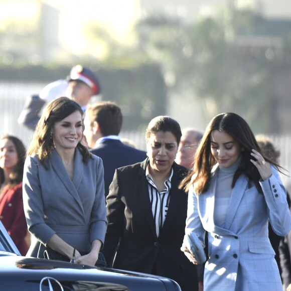 Le roi Felipe VI et la reine Letizia d'Espagne (ici au côté de Lalla Oum Keltoum, épouse du prince Moulay Rachid) ont été accueillis le 13 février 2019 par le roi Mohammed VI et sa famille à Rabat au Maroc, où les cérémonies officielles de bienvenue ont eu lieu place du Mechouar au palais royal.