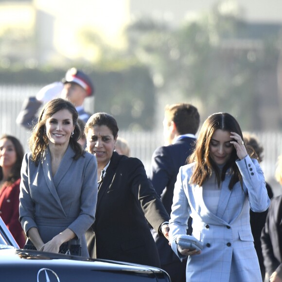 Le roi Felipe VI et la reine Letizia d'Espagne (ici au côté de Lalla Oum Keltoum, épouse du prince Moulay Rachid) ont été accueillis le 13 février 2019 par le roi Mohammed VI et sa famille à Rabat au Maroc, où les cérémonies officielles de bienvenue ont eu lieu place du Mechouar au palais royal.