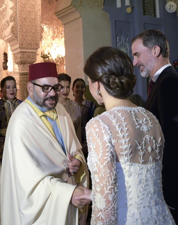 Le roi Felipe VI et la reine Letizia d'Espagne, superbe dans une tenue signée Felipe Varela, , ici face au roi Mohammed VI du Maroc, étaient les invités du roi Mohammed VI du Maroc et de ses proches (le prince héritier Moulay El Hassan, le prince Moulay Rachid, les princesses Lalla Meryem, Lalla Hasna, Lalla Asmae et Lalla Oum Keltoum) pour un dîner d'Etat au palais royal à Rabat le 13 février 2019 dans le cadre de leur visite officielle de deux jours au Maroc.