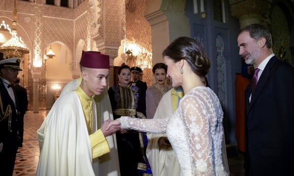 Le roi Felipe VI et la reine Letizia d'Espagne, superbe dans une tenue signée Felipe Varela, étaient les invités du roi Mohammed VI du Maroc et de ses proches (ici le prince héritier Moulay El Hassan) pour un dîner d'Etat au palais royal à Rabat le 13 février 2019 dans le cadre de leur visite officielle de deux jours au Maroc.