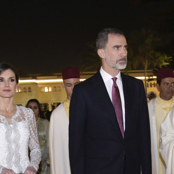 Le roi Felipe VI et la reine Letizia d'Espagne, superbe dans une tenue signée Felipe Varela, étaient les invités du roi Mohammed VI du Maroc et de ses proches (le prince héritier Moulay El Hassan, le prince Moulay Rachid, les princesses Lalla Meryem, Lalla Hasna, Lalla Asmae et Lalla Oum Keltoum) pour un dîner d'Etat au palais royal à Rabat le 13 février 2019 dans le cadre de leur visite officielle de deux jours au Maroc.