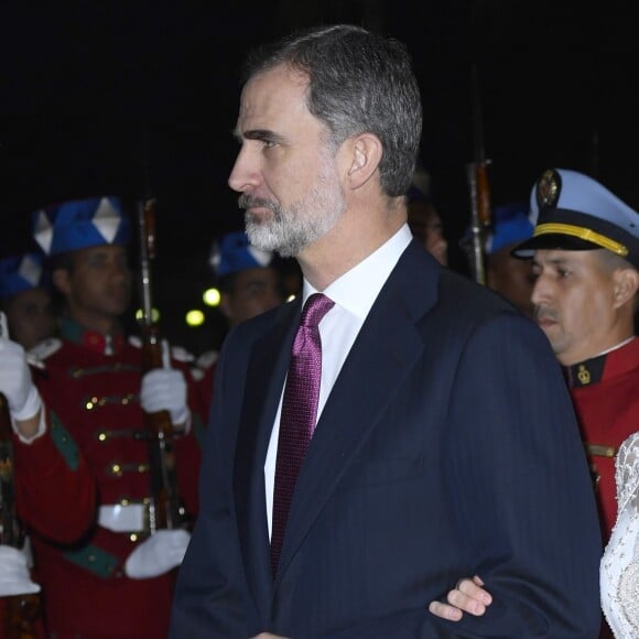 Le roi Felipe VI et la reine Letizia d'Espagne, superbe dans une tenue signée Felipe Varela, étaient les invités du roi Mohammed VI du Maroc et de ses proches (le prince héritier Moulay El Hassan, le prince Moulay Rachid, les princesses Lalla Meryem, Lalla Hasna, Lalla Asmae et Lalla Oum Keltoum) pour un dîner d'Etat au palais royal à Rabat le 13 février 2019 dans le cadre de leur visite officielle de deux jours au Maroc.