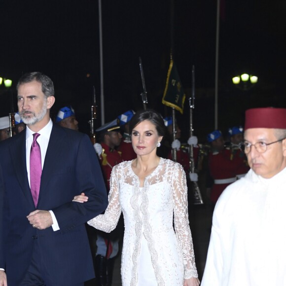 Le roi Felipe VI et la reine Letizia d'Espagne, superbe dans une tenue signée Felipe Varela, étaient les invités du roi Mohammed VI du Maroc et de ses proches (le prince héritier Moulay El Hassan, le prince Moulay Rachid, les princesses Lalla Meryem, Lalla Hasna, Lalla Asmae et Lalla Oum Keltoum) pour un dîner d'Etat au palais royal à Rabat le 13 février 2019 dans le cadre de leur visite officielle de deux jours au Maroc.