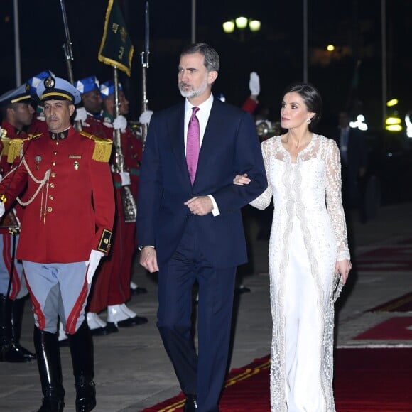 Le roi Felipe VI et la reine Letizia d'Espagne, superbe dans une tenue signée Felipe Varela, étaient les invités du roi Mohammed VI du Maroc et de ses proches (le prince héritier Moulay El Hassan, le prince Moulay Rachid, les princesses Lalla Meryem, Lalla Hasna, Lalla Asmae et Lalla Oum Keltoum) pour un dîner d'Etat au palais royal à Rabat le 13 février 2019 dans le cadre de leur visite officielle de deux jours au Maroc.