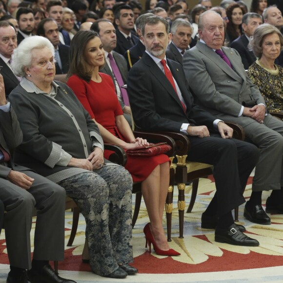 L'infante Pilar de Bourbon, la reine Letizia et le roi Felipe VI, le roi Juan Carlos et la reine Sofia d'Espagne, l'infante Elena réunis le 10 janvier 2019 à Madrid lors de la cérémonie des Prix nationaux du Sport.