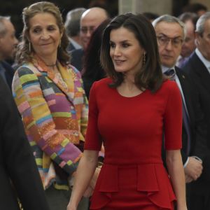 La reine Letizia d'Espagne et, en arrière-plan, l'infante Elena d'Espagne le 10 janvier 2019 lors de la cérémonie des Prix nationaux du sport espagnol, à Madrid.