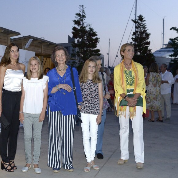 Le roi Felipe VI d'Espagne, la reine Letizia, leurs filles Leonor et Sofia, la reine Sofia et l'infante Elena à Majorque le 1er août 2018, lors d'une sortie en famille au concert du violoniste Ara Malikian à Porto Adriano.