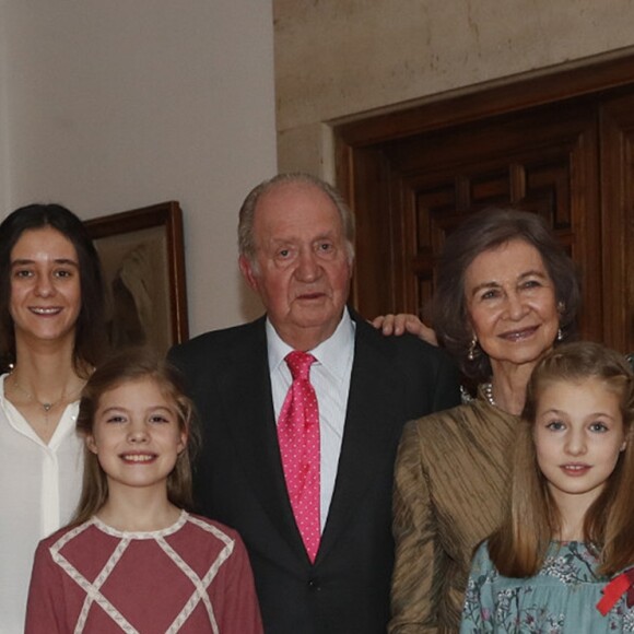 Le roi Felipe Vi d'Espagne, la reine Letizia et leurs filles Leonor et Sofia, le roi Juan Carlos d'Espagne et la reine Sofia, l'infante Elena d'Espagne et ses enfants Froilan et Victoria photographiés pour le 80e anniversaire du roi Juan Carlos, le 5 janvier 2018.