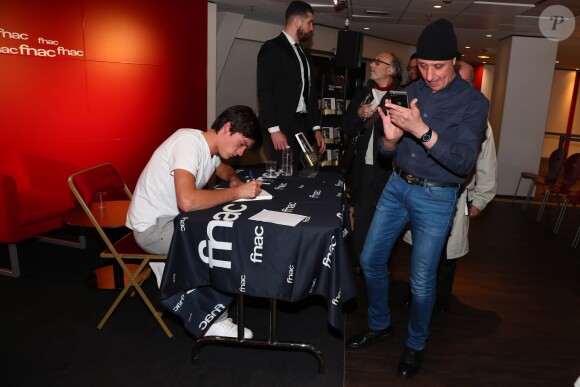 Exclusif - Alain-Fabien Delon dédicace son roman "De la race des seigneurs" aux éditions Stock à la FNAC des Ternes à Paris le 14 février 2019. Sa chérie Capucine Anav était présente et Muriel Robin a passé une tête. © Sébastien Valiela/Bestimage
