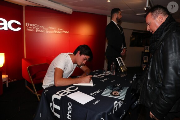 Exclusif - Alain-Fabien Delon dédicace son roman "De la race des seigneurs" aux éditions Stock à la FNAC des Ternes à Paris le 14 février 2019. Sa chérie Capucine Anav était présente et Muriel Robin a passé une tête. © Sébastien Valiela/Bestimage