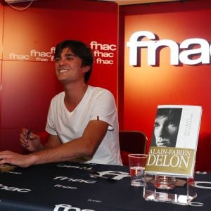 Exclusif - Alain-Fabien Delon dédicace son roman "De la race des seigneurs" aux éditions Stock à la FNAC des Ternes à Paris le 14 février 2019. Sa chérie Capucine Anav était présente et Muriel Robin a passé une tête. © Sébastien Valiela/Bestimage