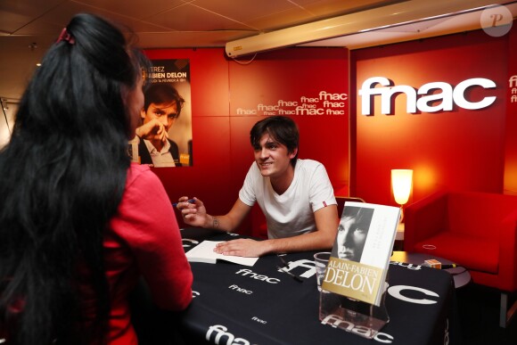 Exclusif - Alain-Fabien Delon dédicace son roman "De la race des seigneurs" aux éditions Stock à la FNAC des Ternes à Paris le 14 février 2019. Sa chérie Capucine Anav était présente et Muriel Robin a passé une tête. © Sébastien Valiela/Bestimage