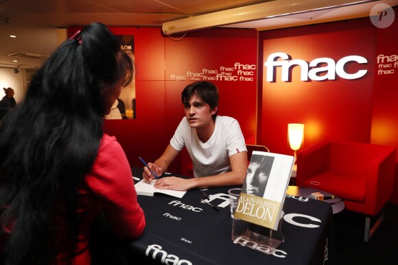 Exclusif - Alain-Fabien Delon dédicace son roman "De la race des seigneurs" aux éditions Stock à la FNAC des Ternes à Paris le 14 février 2019. Sa chérie Capucine Anav était présente et Muriel Robin a passé une tête. © Sébastien Valiela/Bestimage