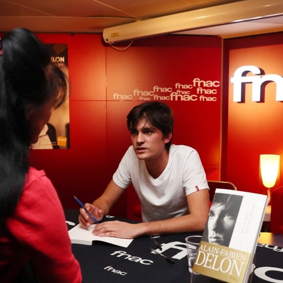 Exclusif - Alain-Fabien Delon dédicace son roman "De la race des seigneurs" aux éditions Stock à la FNAC des Ternes à Paris le 14 février 2019. Sa chérie Capucine Anav était présente et Muriel Robin a passé une tête. © Sébastien Valiela/Bestimage