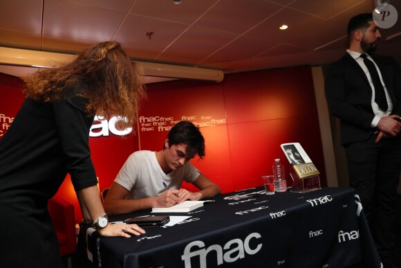 Exclusif - Alain-Fabien Delon dédicace son roman "De la race des seigneurs" aux éditions Stock à la FNAC des Ternes à Paris le 14 février 2019. Sa chérie Capucine Anav était présente et Muriel Robin a passé une tête. © Sébastien Valiela/Bestimage