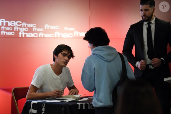 Exclusif - Alain-Fabien Delon dédicace son roman "De la race des seigneurs" aux éditions Stock à la FNAC des Ternes à Paris le 14 février 2019. Sa chérie Capucine Anav était présente et Muriel Robin a passé une tête. © Sébastien Valiela/Bestimage