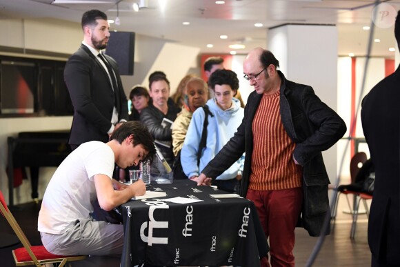 Exclusif - Alain-Fabien Delon dédicace son roman "De la race des seigneurs" aux éditions Stock à la FNAC des Ternes à Paris le 14 février 2019. Sa chérie Capucine Anav était présente et Muriel Robin a passé une tête. © Sébastien Valiela/Bestimage