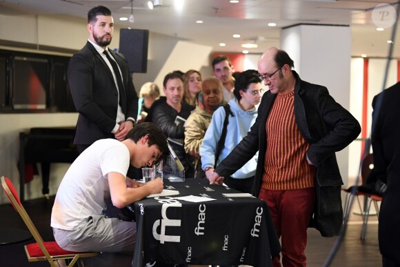 Exclusif - Alain-Fabien Delon dédicace son roman "De la race des seigneurs" aux éditions Stock à la FNAC des Ternes à Paris le 14 février 2019. Sa chérie Capucine Anav était présente et Muriel Robin a passé une tête. © Sébastien Valiela/Bestimage