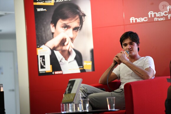 Exclusif - Alain-Fabien Delon dédicace son roman "De la race des seigneurs" aux éditions Stock à la FNAC des Ternes à Paris le 14 février 2019. Sa chérie Capucine Anav était présente et Muriel Robin a passé une tête. © Sébastien Valiela/Bestimage