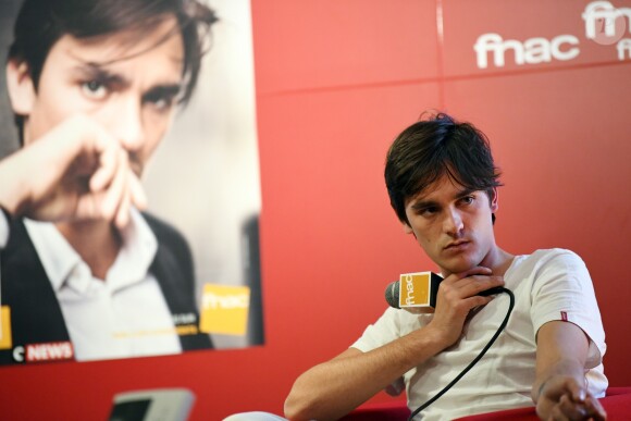 Exclusif - Alain-Fabien Delon dédicace son roman "De la race des seigneurs" aux éditions Stock à la FNAC des Ternes à Paris le 14 février 2019. Sa chérie Capucine Anav était présente et Muriel Robin a passé une tête. © Sébastien Valiela/Bestimage