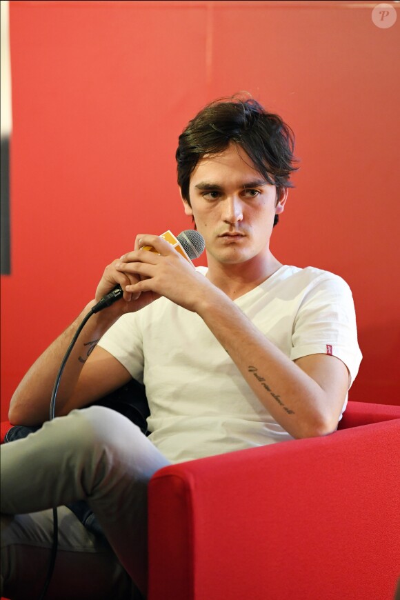 Exclusif - Alain-Fabien Delon dédicace son roman "De la race des seigneurs" aux éditions Stock à la FNAC des Ternes à Paris le 14 février 2019. Sa chérie Capucine Anav était présente et Muriel Robin a passé une tête. © Sébastien Valiela/Bestimage