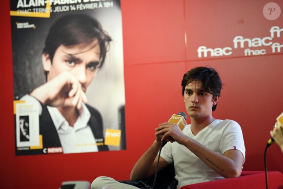Exclusif - Alain-Fabien Delon dédicace son roman "De la race des seigneurs" aux éditions Stock à la FNAC des Ternes à Paris le 14 février 2019. Sa chérie Capucine Anav était présente et Muriel Robin a passé une tête. © Sébastien Valiela/Bestimage