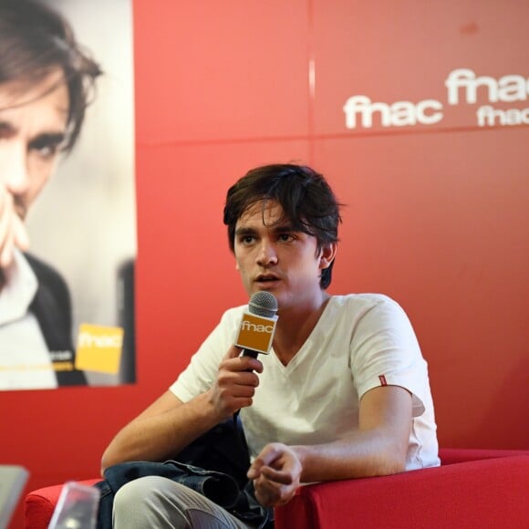 Exclusif - Alain-Fabien Delon dédicace son roman "De la race des seigneurs" aux éditions Stock à la FNAC des Ternes à Paris le 14 février 2019. Sa chérie Capucine Anav était présente et Muriel Robin a passé une tête. © Sébastien Valiela/Bestimage