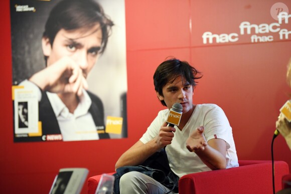 Exclusif - Alain-Fabien Delon dédicace son roman "De la race des seigneurs" aux éditions Stock à la FNAC des Ternes à Paris le 14 février 2019. Sa chérie Capucine Anav était présente et Muriel Robin a passé une tête. © Sébastien Valiela/Bestimage