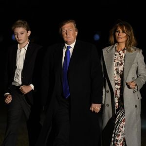 Le président Donald Trump et la première dame Melania Trump avec leur fils Barron Trump arrivent à la Maison Blanche à Washington, DC après avoir passé le week-end à Mar-a-Lago en Floride, le 18 février 2019