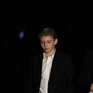 Le président Donald Trump et la première dame Melania Trump avec leur fils Barron Trump arrivent à la Maison Blanche à Washington, DC après avoir passé le week-end à Mar-a-Lago en Floride, le 18 février 2019