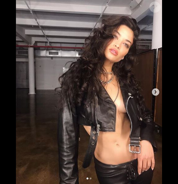 Shanina Shaik topless sur Instagram le 18 février 2019.