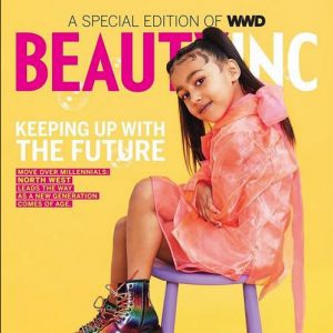 La fille de Kim Kardashian et Kanye West, North West (5 ans), pose en couverture du WWD Beauty Inc. Photo par Julia Johnson et Cody Cloud.