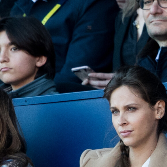 Ophélie Meunier et son mari Mathieu Vergne ont assisté au match de Ligue 1 entre le Paris Saint-Germain et Nîmes au Parc des Princes le 23 février 2019.