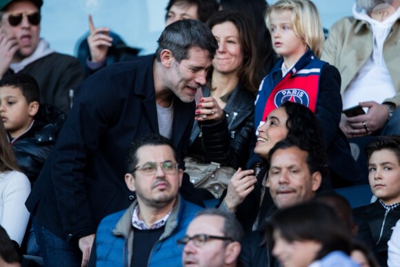 Jalil Lespert et Aïda Touihri lors du match de Ligue 1 entre le Paris Saint-Germain et Nîmes au Parc des Princes le 23 février 2019.