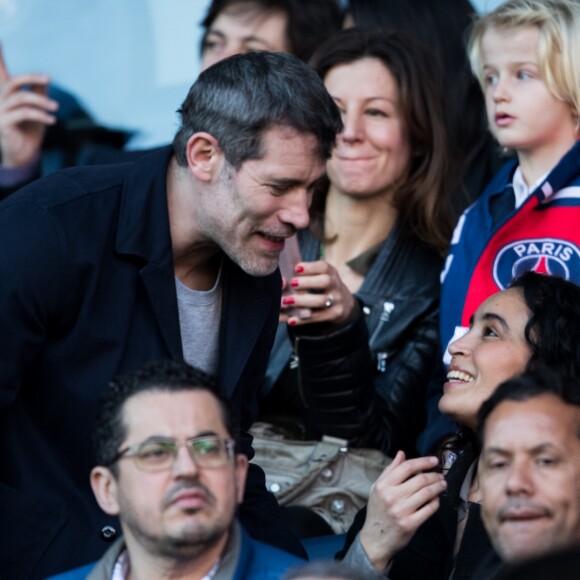 Jalil Lespert et Aïda Touihri lors du match de Ligue 1 entre le Paris Saint-Germain et Nîmes au Parc des Princes le 23 février 2019.