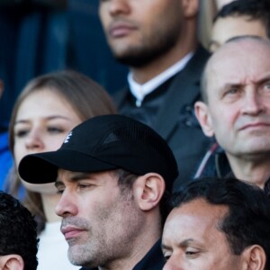 Jalil Lespert et Aïda Touihri lors du match de Ligue 1 entre le Paris Saint-Germain et Nîmes au Parc des Princes le 23 février 2019.