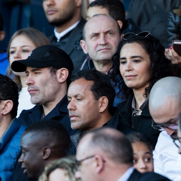 Jalil Lespert et Aïda Touihri lors du match de Ligue 1 entre le Paris Saint-Germain et Nîmes au Parc des Princes le 23 février 2019.